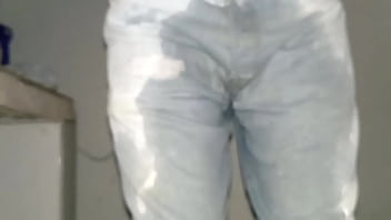 Pa&ntilde_al orinado con pantalones jeans y m&uacute_ltiples orgasmos