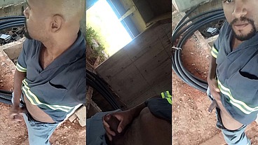 Batendo uma escondido na obra enquanto os colegas Trabalham