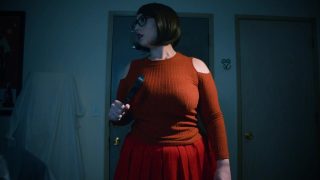 Vídeo de parodia en POV de Velma, una zorra de gran culo con cosplay, siendo follada analmente