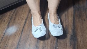 Deep toe wiggle in grey ballet flats 2 TW