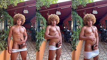 PRETINHO DOTADO SE MASTURBANDO E GOZANDO MUITO