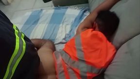 meu colega de trabalho baixinho viu meus v&iacute_deos e disse que queria dar pra mim