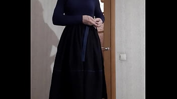 maid in niqab puts on apron