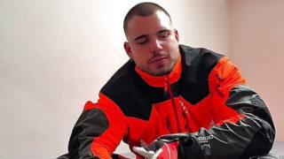 Uklippet hårete kjekkas Blake onanerer sitt trange hull i uniform