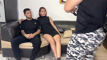 Pareja de Novios Aceptan el juego de los Ojos Vendados Pero Todo es un Engaño Para Follar a la Hermosa Novia NTR Netorare
