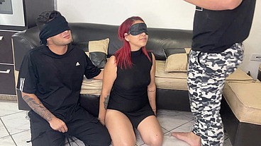 Pareja de Novios Aceptan el juego de los Ojos Vendados Pero Todo es un Engaño Para Follar a la Hermosa Novia NTR Netorare