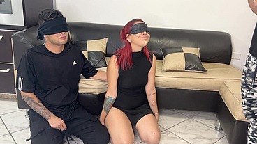 Pareja de Novios Aceptan el juego de los Ojos Vendados Pero Todo es un Engaño Para Follar a la Hermosa Novia NTR Netorare