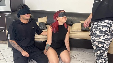 Pareja de Novios Aceptan el juego de los Ojos Vendados Pero Todo es un Engaño Para Follar a la Hermosa Novia NTR Netorare