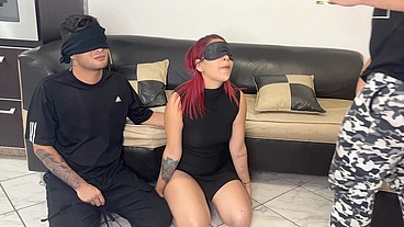 Pareja de Novios Aceptan el juego de los Ojos Vendados Pero Todo es un Engaño Para Follar a la Hermosa Novia NTR Netorare