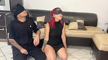 Pareja de Novios Aceptan el juego de los Ojos Vendados Pero Todo es un Engaño Para Follar a la Hermosa Novia NTR Netorare