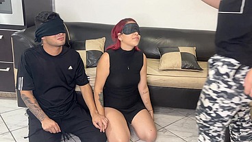 Pareja de Novios Aceptan el juego de los Ojos Vendados Pero Todo es un Engaño Para Follar a la Hermosa Novia NTR Netorare