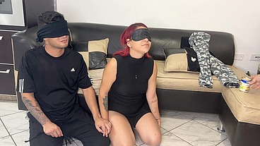 Pareja de Novios Aceptan el juego de los Ojos Vendados Pero Todo es un Engaño Para Follar a la Hermosa Novia NTR Netorare