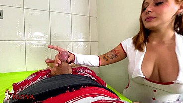 Enfermeira safada dando a bucetinha apertada