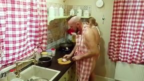 Amateur Russian wife seduces son-in-law during dinner prep