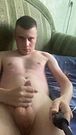 парень лежа на диване дрочит хуй и кончает