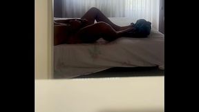 Spiato a masturbarsi forte sul letto - urla e orgasmo mentre si penetra il culo