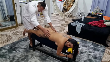 Fiz uma massagem tantrica na casada n&atilde_o resistiu e  me  deu a buceta  na pele