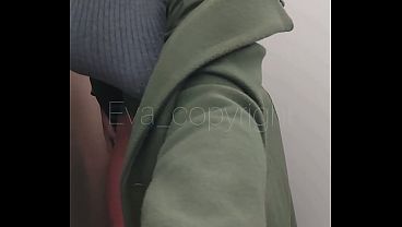 Exhib au shopping ,masturbation en cabine et plug anal