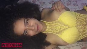 Deixou o peitinho aparecendo acabou chupando e fudendo