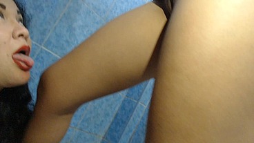 El mejor video de dos hermanastra meando una a la otra y siendo ambas orinadas por el marido terminando tomando una ducha lesbica juntas despues del trio