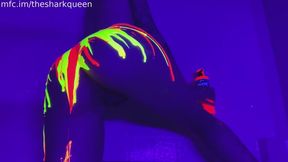Blacklight paint pour Pee 4K