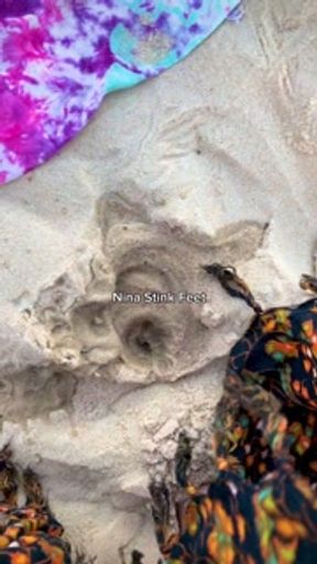 Slut Peeing Hidden on a Public Beach! Piss Fetish on public.