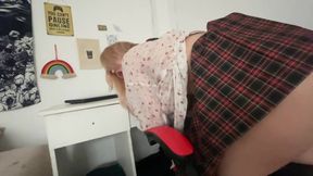 Fingering pussy to orgasm, in an awkward position, but very nice