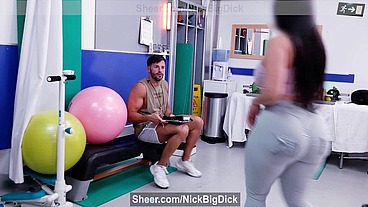 El monitor del gym se corre dentro del coño de esta preciosa chica
