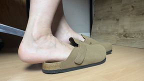 Shoeplay in clogs and bare feet