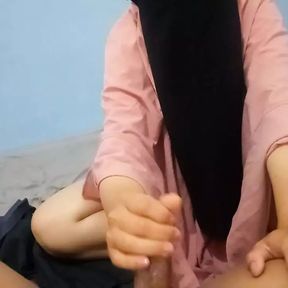 Hijab girl handjob slowly