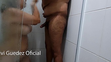 Depilando a beuceta dentro do banheiro