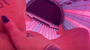 16. 🥵 Heimlich meine Pussy im Solarium gefingert