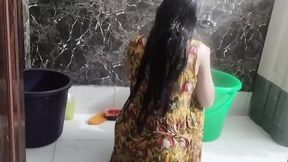 Sister in law ko bathroom me nahate dekh chod diya