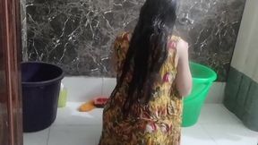 Sister in law ko bathroom me nahate dekh chod diya