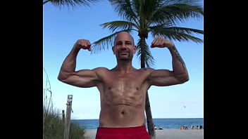 MAXXX LOADZ FLEXING AT THE BEACH