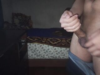 joven latino se viene a chorros