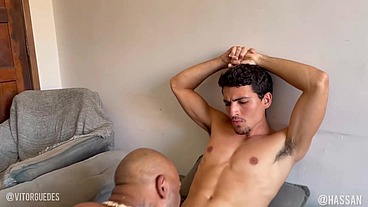 Novinho punheteiro sonhando com a mamada do imperador Vitor Guedes