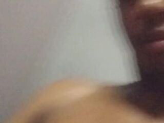 Me Encuentra en el baño público Hermosa Chica Dominicana