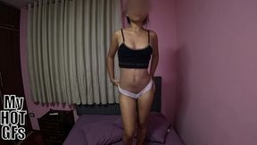 hermosa morena se desnuda y se toca