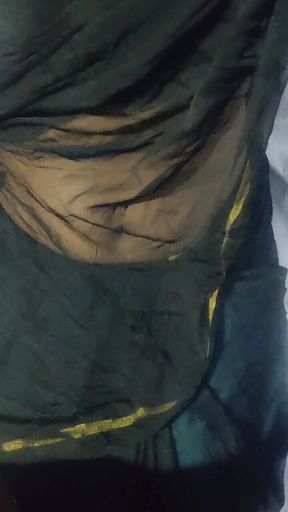 Indian Aunty Saree Exposing Hot Navel Exposing to Boy