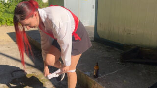 男子在粗暴的BDSM游戏中猛操妓女的屁股，并射出黏糊糊的精液