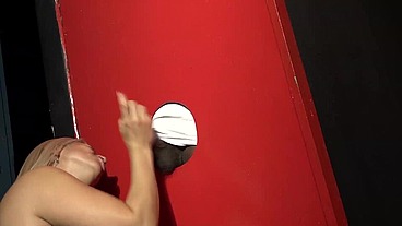 A loira e os seus GangBangs Parte 1 - Blondeliberal