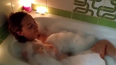 AMATEUR COUPLE HAS ROMANTIC SEX IN THE BATHROOM WITH CANDLES