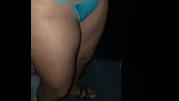 &quot_Olha seu corno como essa rola &eacute_ maior que a sua&quot_ - Casada safada hotwife fode com os machos no gloryhole e humilha o marido corno manso.
