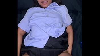 Je me fais bais&eacute_ dans mon uniforme scolaire par un &eacute_tranger blanc et il m&#039_&eacute_jacule sur le visage