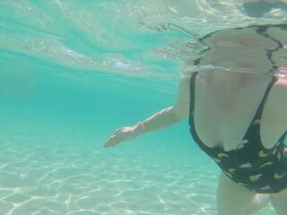 Risky Busy Public Beach Underwater Handjob Cumshot - Curvy Ginger Redhead