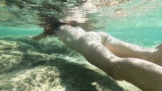 4K Underwater TOTALLY NAKED # Seal Upward PEE over camera