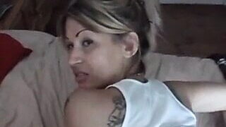 Tätowierte Amateurin lässt sich von ihrem Freund ordentlich durchnehmen.