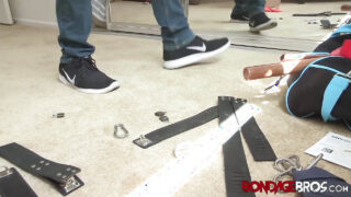 Quan hệ bằng miệng, thủ dâm, quan hệ bằng tay, quan hệ không dùng bao cao su, trói buộc, thống trị – Phim khiêu dâm BDSM với Devin Dixon và Trenton Ducati xăm trổ, bị quan hệ tình dục qua đường hậu môn không dùng bao cao su.