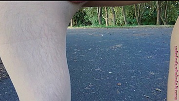 Draußen in Strumpfhose am Klärteich